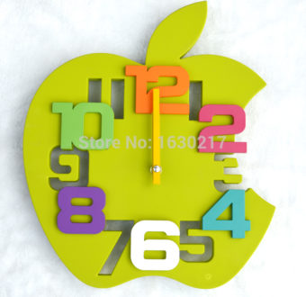 horloge enfant pomme avec gros chiffres de couleur