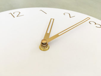 horloge murale en bois blanche