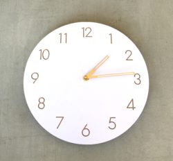 horloge murale en bois blanche