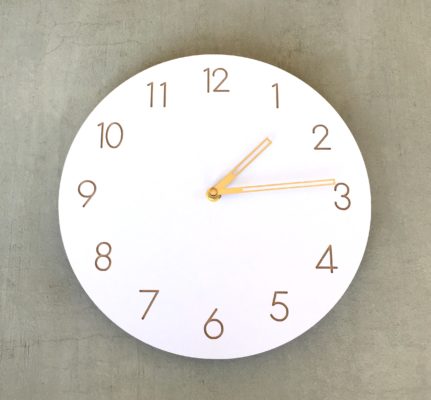 horloge murale en bois blanche